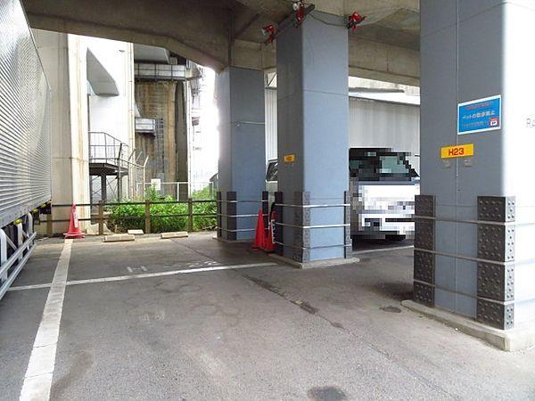 【駐車場】マンション敷地外の、北側にある高架下に駐車場が確保されています。（2022年6月24日撮影）