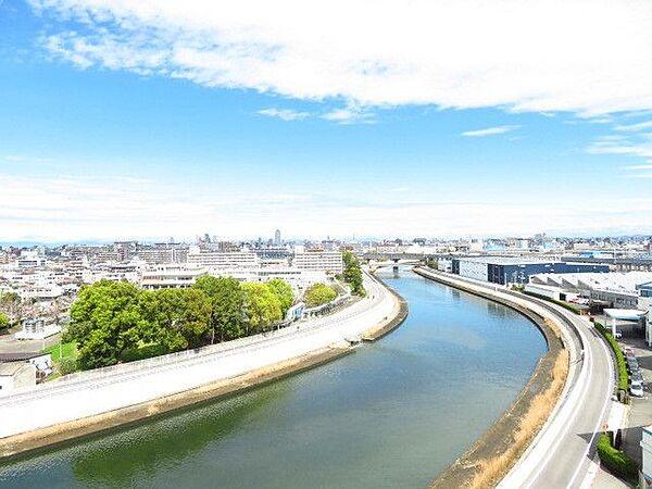 【外観】爽快な景色が一望できます♪マンション北側は山崎川が流れています。堤防沿いの道路となっています。（2023年3月24日撮影）