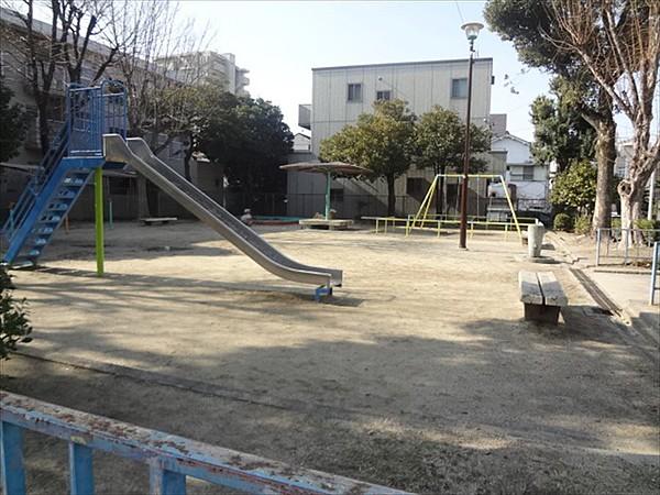 【周辺】駈上公園ブランコ・鉄棒・滑り台の遊具があり子どもに充分目の行き届く大きさの公園です。 徒歩 約3分（約190m）
