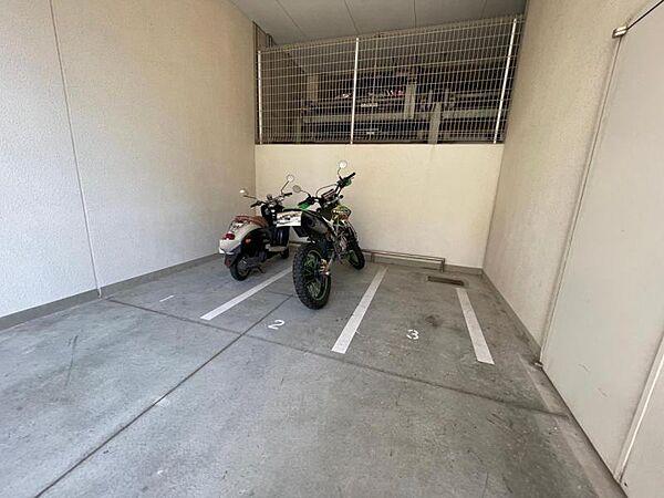 【駐車場】大切なバイクをゆったりと置くことができますね！
