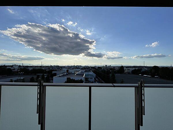 【周辺】バルコニーからの眺望。空が広がり気持ちの良い景色です。