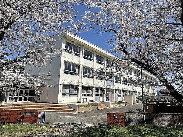 【周辺】小学校「関市立桜ケ丘小学校まで1128m」