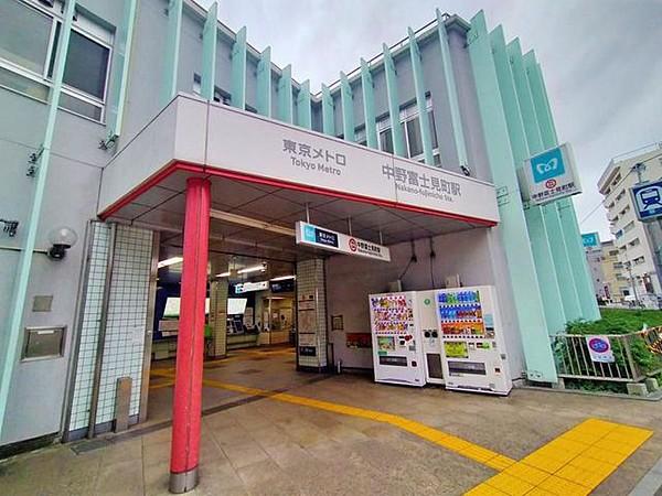 【周辺】中野富士見町駅(東京メトロ 丸ノ内線) 徒歩6分。駅の南側には弥生時代の遺跡が多く発見されることからその名が付いた弥生町が広がります。発見された広町遺跡の跡地は調査後に「広町みらい公園」として整備さ…
