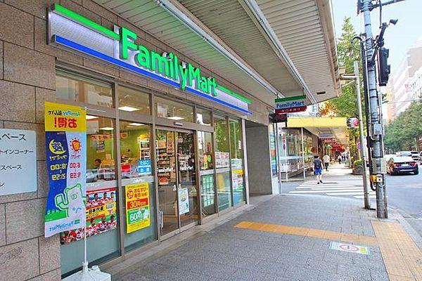 【周辺】ファミリーマート中野駅南口本通り店 徒歩1分。 20m
