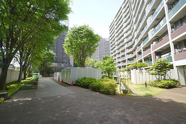 【外観】【プライベートガーデン】「パーク」ウエスト東京。その名に相応しい、贅沢なまでの緑地率。5つのプライベートガーデンを設け、豊かな緑とモダン建築が溶け込んだランドスケープとなっております。