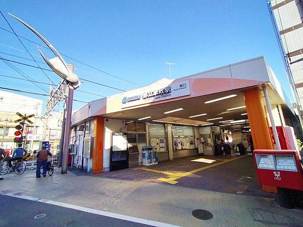 【周辺】都立家政駅(西武 新宿線) 徒歩16分。細い道が多く静かな住宅街。駅周辺の商店街はそれほど大きくないが「マルエツ」「大丸ピーコック」などのスーパーやドラッグストアが充実している。個人のお店が多く懐か…