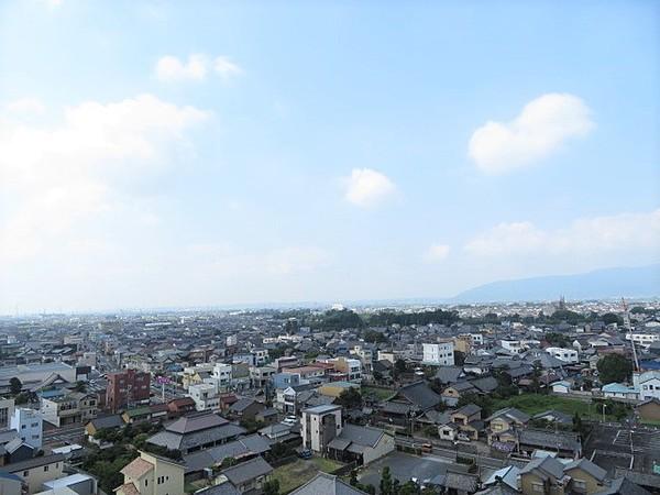 【周辺】南側バルコニーからの眺望。清々しい景色が広がっていますね。津島市街から西の山まで遠く見渡していただけます。