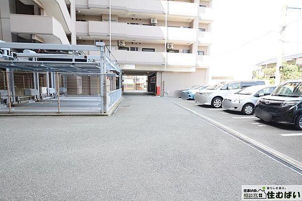 【駐車場】平面・機械式両方の駐車場がございます。（2022年9月10日撮影）