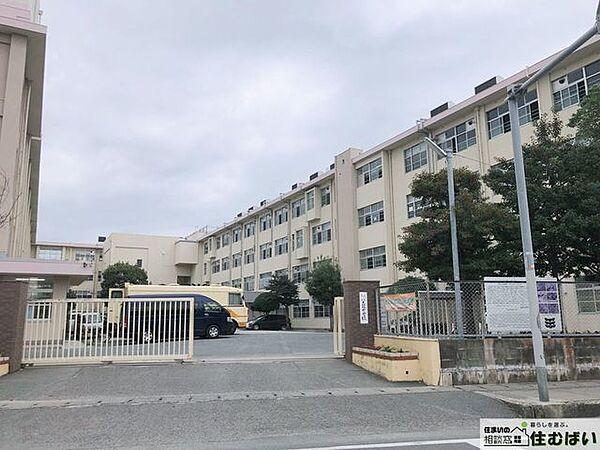 【周辺】福岡市立三筑中学校 （徒歩12分）エリア内の小中学校がどちらも近い、子育てに優しい住環境が魅力的です♪ 960m