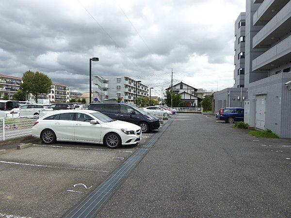【駐車場】平置きの駐車スペースです。（空きが無い場合には近隣の月極駐車場に停めて頂くようになります）