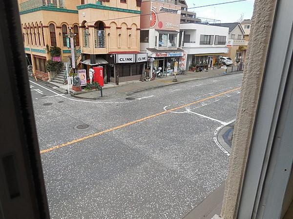 【周辺】窓から最寄りバス停が見れます。