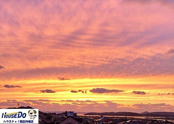 【周辺】ベランダからの眺望は雄大な雷山や可也山「筑紫富士」に囲まれ、遠くに眺める船越湾の海も美しく沈む夕日は絶景です。