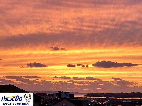 【周辺】ベランダからの眺望は雄大な雷山や可也山「筑紫富士」に囲まれ、遠くに眺める船越湾の海も美しく沈む夕日は絶景です。