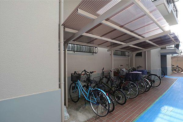 【駐車場】駐輪場です。周辺には徒歩圏内に各種生活施設が充実しておりますが、平坦地のため自転車利用でも快適にお住まいいただけそうです。