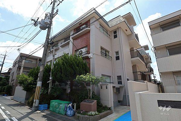 【外観】マンションの外観です。1981年築、建物3階・総戸数12戸、阪急伊丹線「新伊丹」駅より徒歩2分のマンションです。