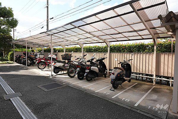 【駐車場】バイク置場。屋根付きのバイク置き場のため大切なバイクが雨風にさらされて痛む心配も少ないです。