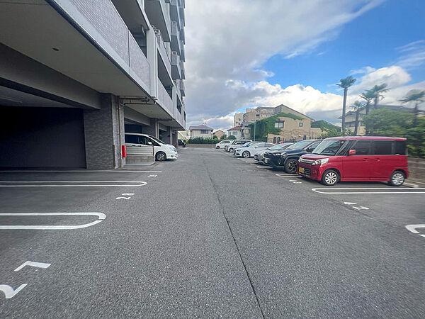 【駐車場】平置き駐車場完備