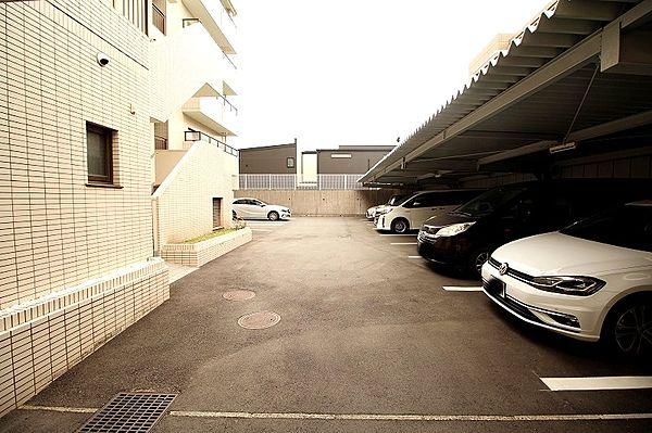 【駐車場】平置き駐車場です　1世帯につき1台駐車場利用可能です