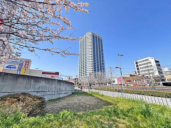 【周辺】春には桜が咲きます　駅からの道のりはゆったり