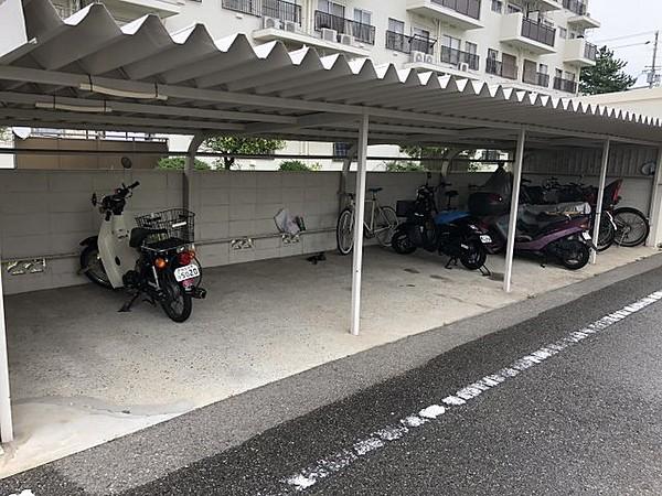 【周辺】自転車、バイクの駐輪場です