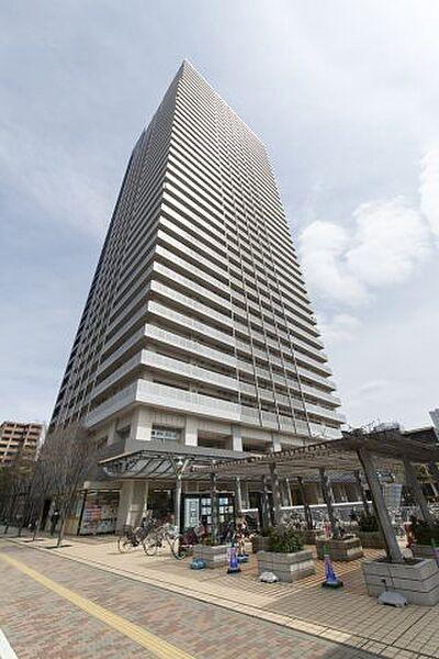 【外観】地上38階建のタワーマンション。月島駅直結徒歩1分