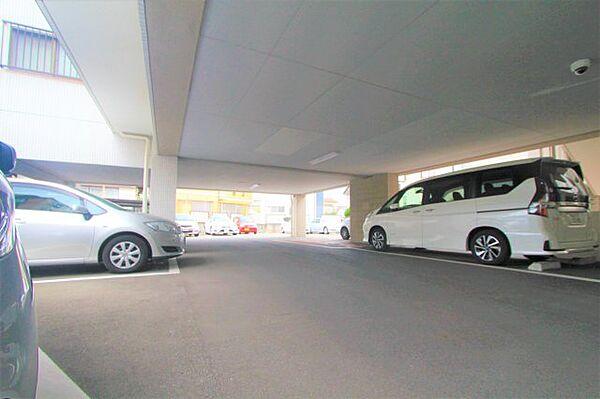【駐車場】敷地内の駐車場は意外と広くて入出庫しやすいですよ！！