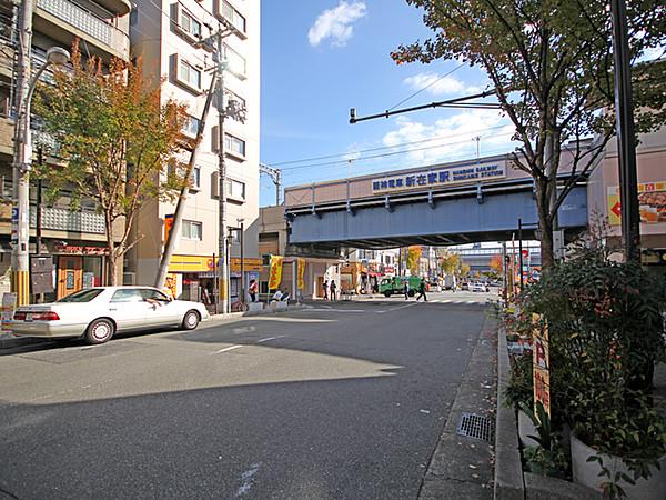 【周辺】写真左奥に見えるマンションが「アーバンヴィレッジ六甲南」です。道路を横断歩道で渡ると、すぐ目の前に阪神「新在家」駅の改札口が現れます。