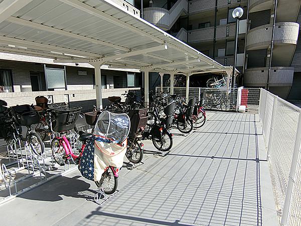 【駐車場】・駐輪場・　しっかりと広さが確保された、屋根付きの駐輪場。1段タイプなので、2段目に持ち上げる手間がなく、お子様も自由に安全に自転車の出し入れが可能です。