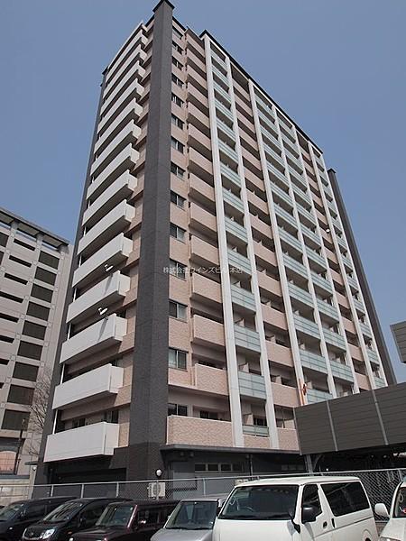 【外観】2012年築。小倉駅至近。リモコンゲーツ付きの駐車場完備。