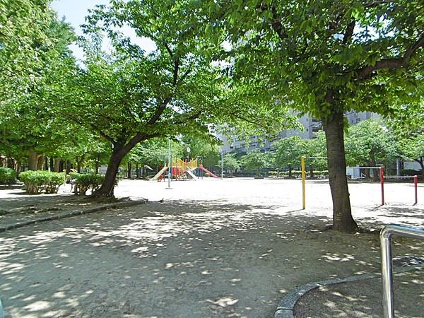 【周辺】徒歩1分圏内に銅座公園があります。