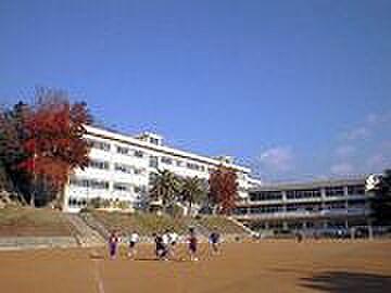 【周辺】神戸市立高取台中学校（967m）