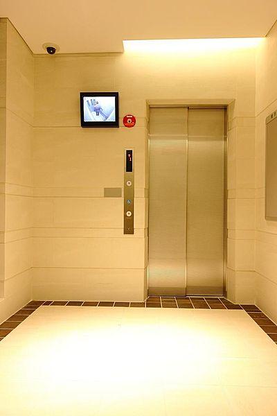 【エントランス】スタイリッシュなエレベーターホール