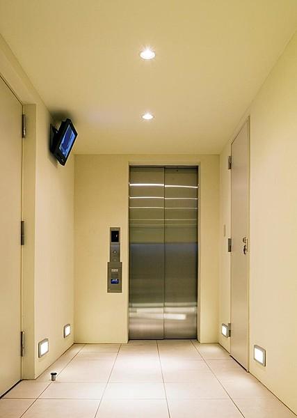 【エントランス】落ち着いた雰囲気のエレベーターホール