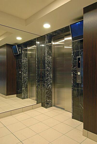 【エントランス】落ち着いた雰囲気のエレベーターホール。