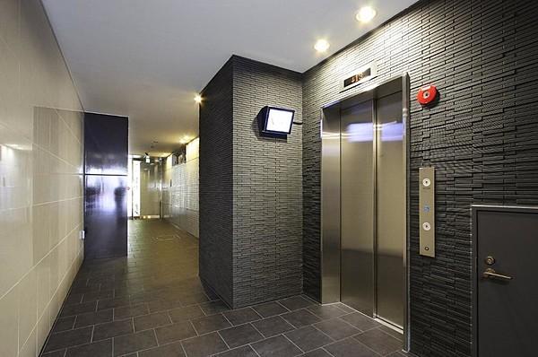 【エントランス】シックな雰囲気のエレベーターホール