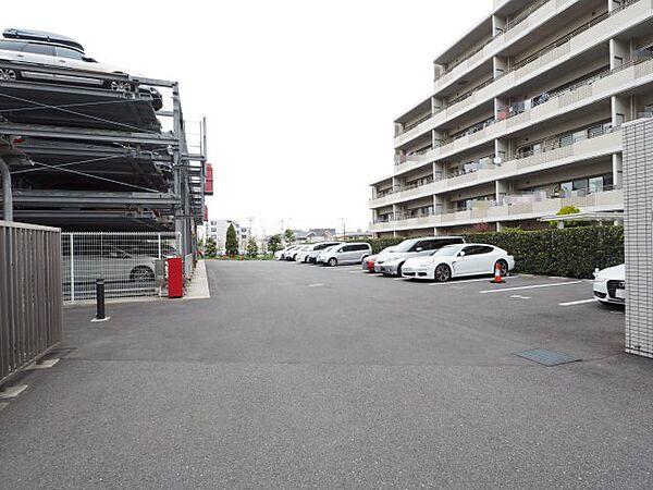 【駐車場】敷地内駐車場は、100％完備。来客者用駐車場も6台分あり、車での来客にも対応可能。