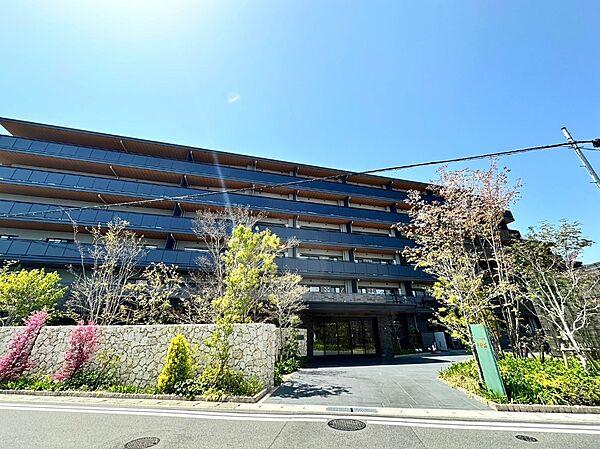 【外観】■現地（2024年4月）撮影■廣田神社の緑とニテコ池の風情が交わる住環境に佇む6階建てのマンションです。