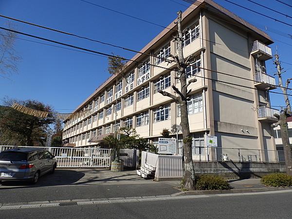 【周辺】西田小学校 徒歩 約6分（約450m）