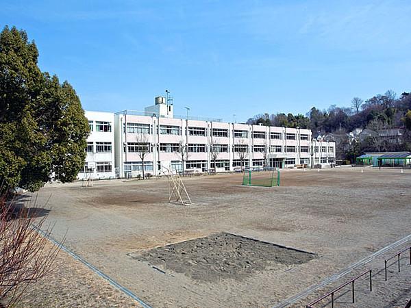 【周辺】連光寺小学校 徒歩 約3分（約220m）