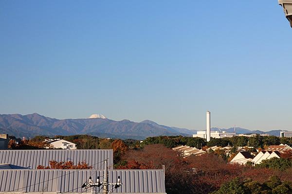 【周辺】南側バルコニーからの眺望（売主様居住時撮影写真）晴れた日には富士山を望む眺望です。