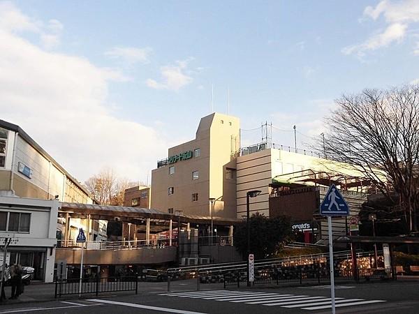【周辺】駅横のグリナード永山。スーパー西友、タリーズコーヒー、などが入った商業施設まで徒歩7分。 徒歩 約7分（約500m）