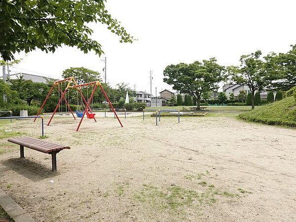 【周辺】木田郷西公園　公園内には遊具はもちろんウオーキング用に舗装された道もあり、小さなお子様からご年配の方にまで愛される地域の公園です。 400m