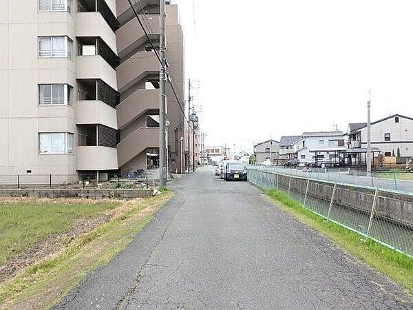 【外観】前面道路は車が二台すれ違える幅です。近隣にはコンビ二、幼稚園などが充実。徒歩4分圏内には、名古屋市営バス「大治西条」停があり、通勤通学にも安心の立地です。