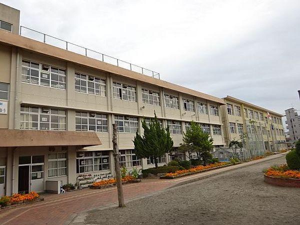 【周辺】八幡小学校【鹿児島市立八幡小学校】は、下荒田3丁目に位置する1876年創立の小学校です。令和3年度の生徒数は632人で、26クラスあります。校訓は「考える　がんばる　助け合う」です。 140m