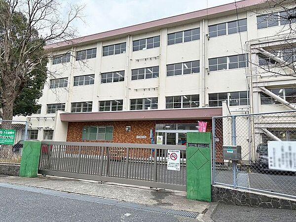 【周辺】【足立小学校】小倉北区宇佐町にある小学校です♪国道3号線から入ったところにあります♪ 310m