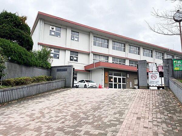 【周辺】【篠崎中学校】小倉北区原町にある中学校です。高級マンションが建ち並ぶ地域にあります♪また塾が近くにあり、受験生にはありがたいですね♪ 777m