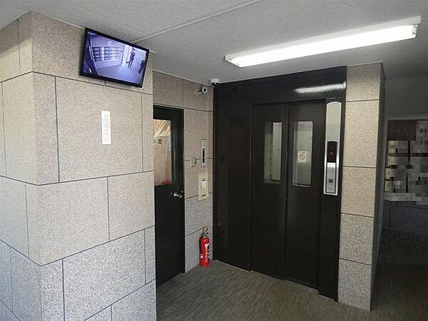 【エントランス】管理人室、エレベーター前に防犯カメラ有