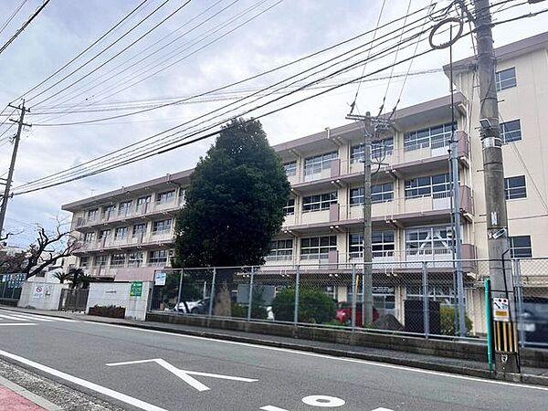 【周辺】【白銀中学校】小倉北区にある中学校です♪町名は『しらがね』と読みますが、校名は『しろがね』と読むそうです。 575m