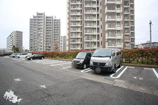 【駐車場】敷地内平面駐車場　車の出し入れがスムーズで、急いでいるときもストレスフリーなカーライフを提供します
