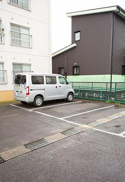 【駐車場】敷地内平面駐車場　車の出し入れがスムーズで、ストレスフリーなカーライフを提供します